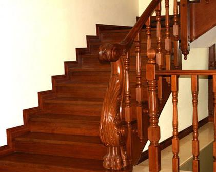 Cầu thang gỗ lim được nhiều người ưa chuộng